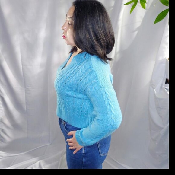 Embossed Size M cropped light blue polo sweater - Picture 2 of 3